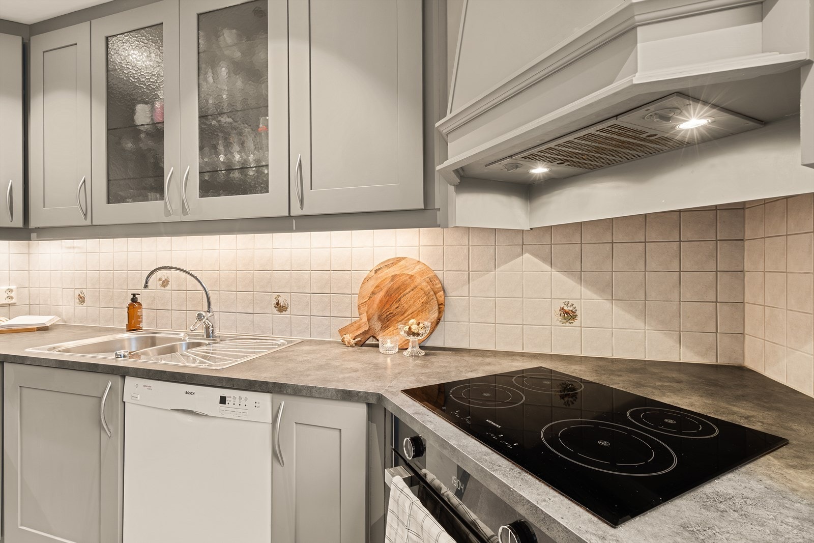 Kjøkkeninnredningen inneholder nedfelt vask, oppvaskmaskin med lekkasjesikring, platetopp, ventilator, kjøleskap og stekeovn. Galleribilde