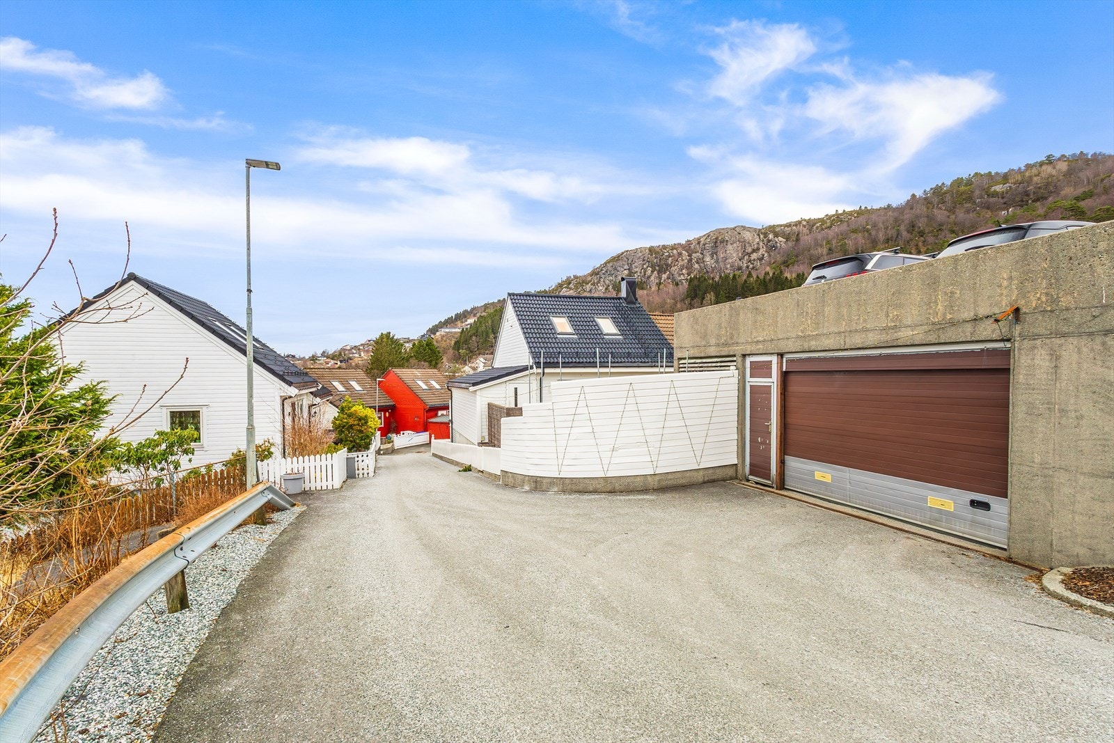 Det medfølger fast parkeringsplass i garasje, med tilhørende el-bil lader. Galleribilde