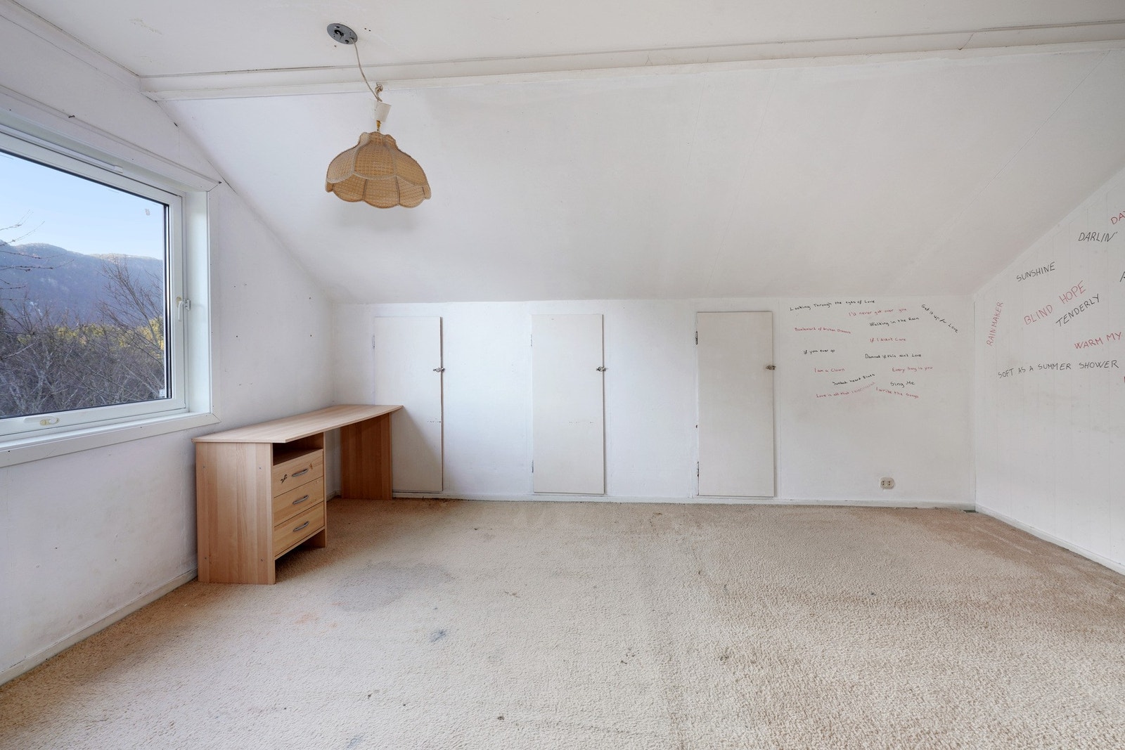 Romslig hovedsoverom med ekstra oppbevaring i innebygde skap. Galleribilde