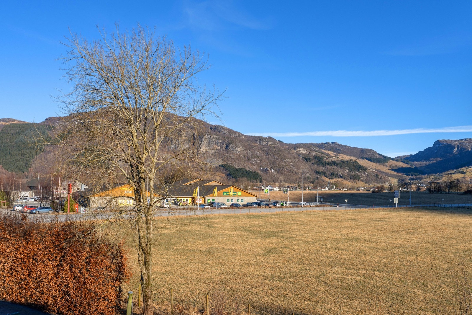 Det er kort avstand til butikken og bondekompaniet fra boligen. Galleribilde