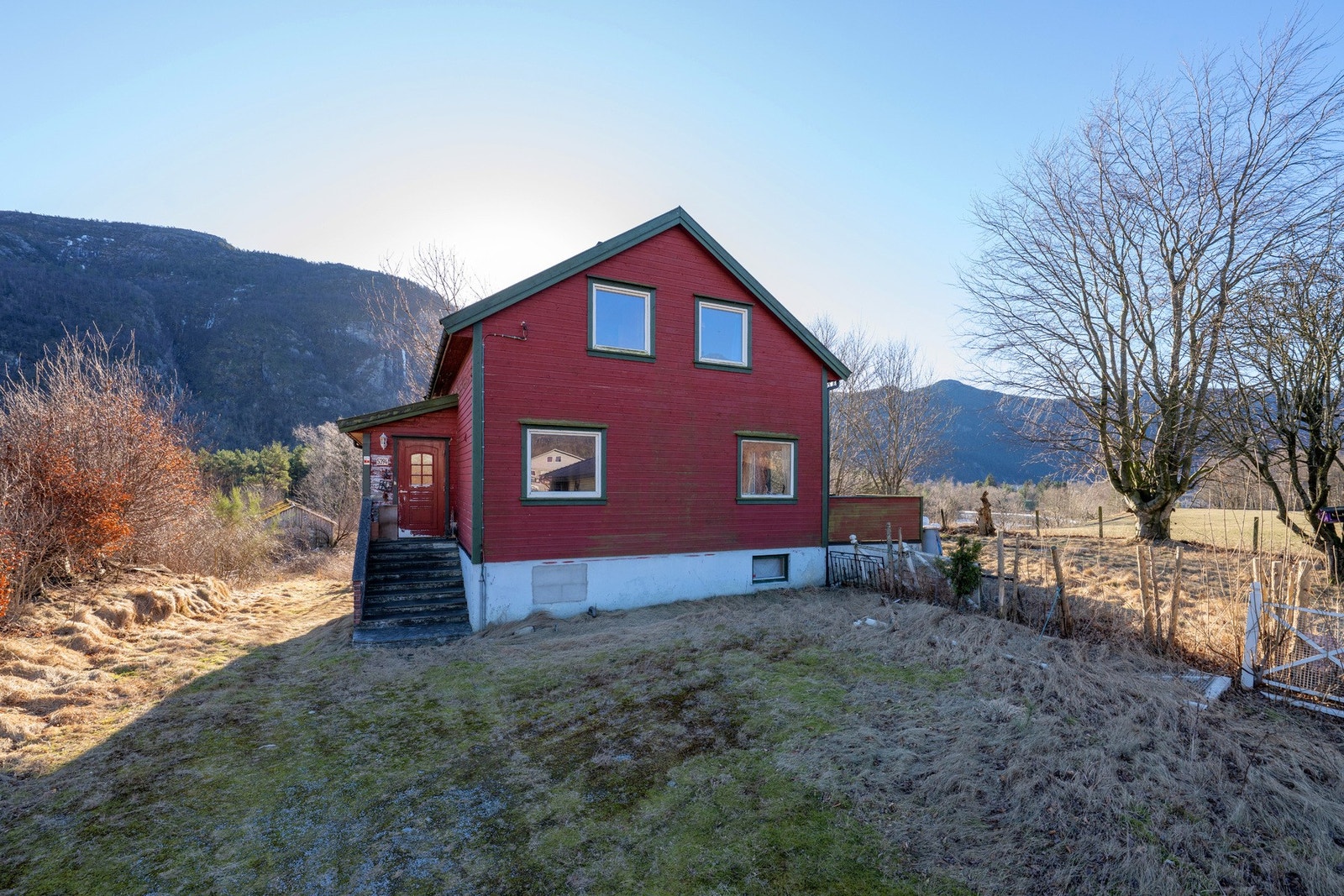 Boligen har et stort gårdsrom hvor det er plass til flere biler. Galleribilde