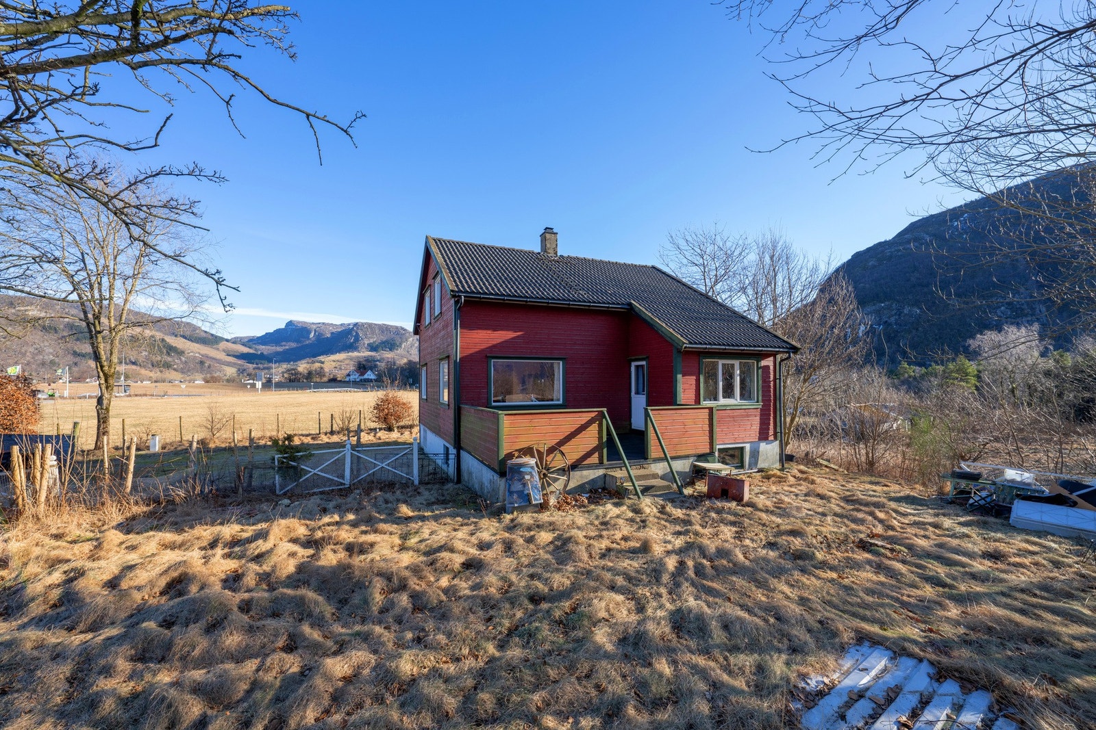 Boligen har en vestvendt terrasse som gir flotte solforhold. Galleribilde