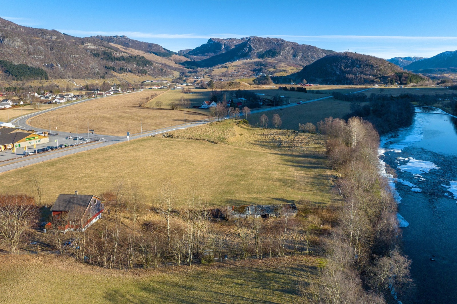 Her er man omringet av flotte fjell og landskaper. Galleribilde