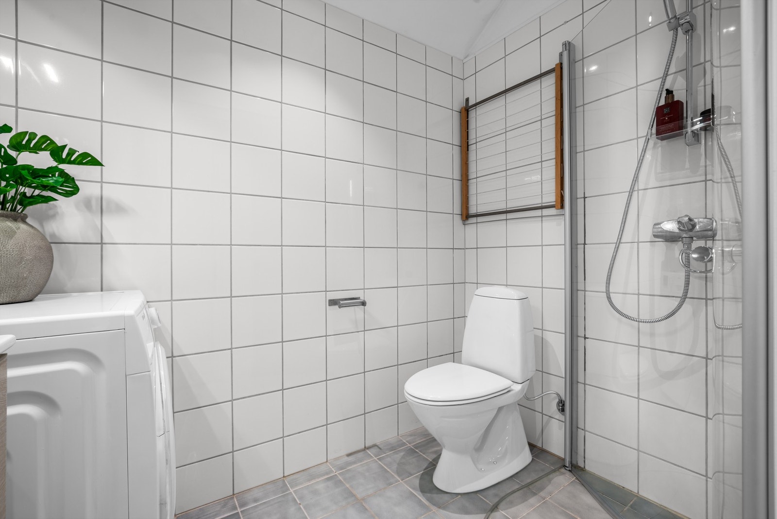 Baderommet ble i 2021/2022 oppgradert med nytt servantbatteri, heldekkende servant med servantskap, samt speilskap med integrert lysarmatur. Samtidig ble det også montert nye dusjdører i glass og dusjarmatur Galleribilde