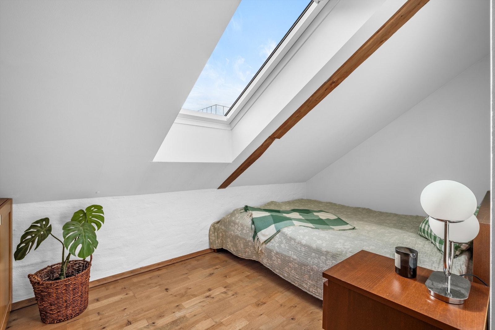 Begge soverommene har plass for dobbeltseng og nattbord Galleribilde