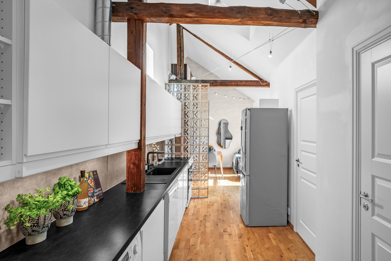 Kjøleskap (fra 2019), oppvaskmaskin, komfyr og tørketrommel på kjøkkenet medfølger Galleribilde