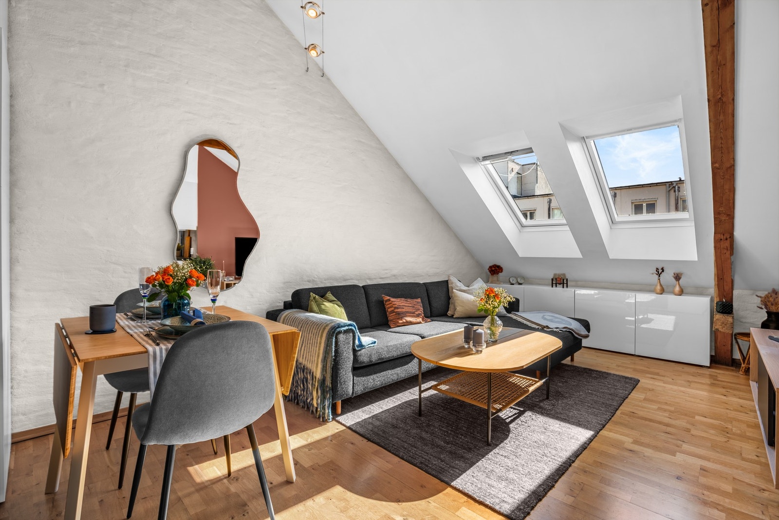 Stuen har god plass til sofa, TV-løsning, spisebord, kommoder m.m Galleribilde