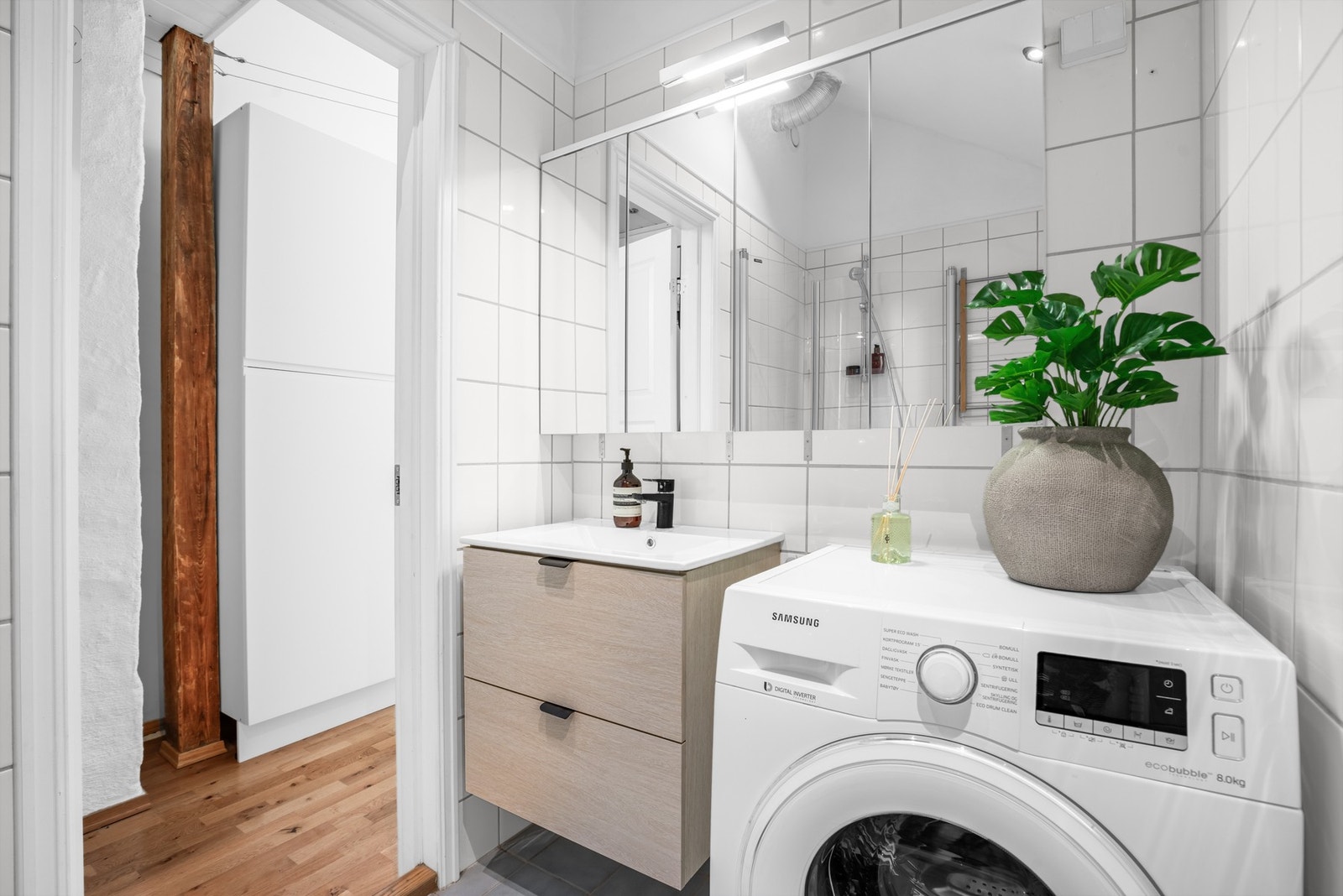 Pent flislagt baderom fra ca. 2003 - Vaskemaskinen medfølger Galleribilde