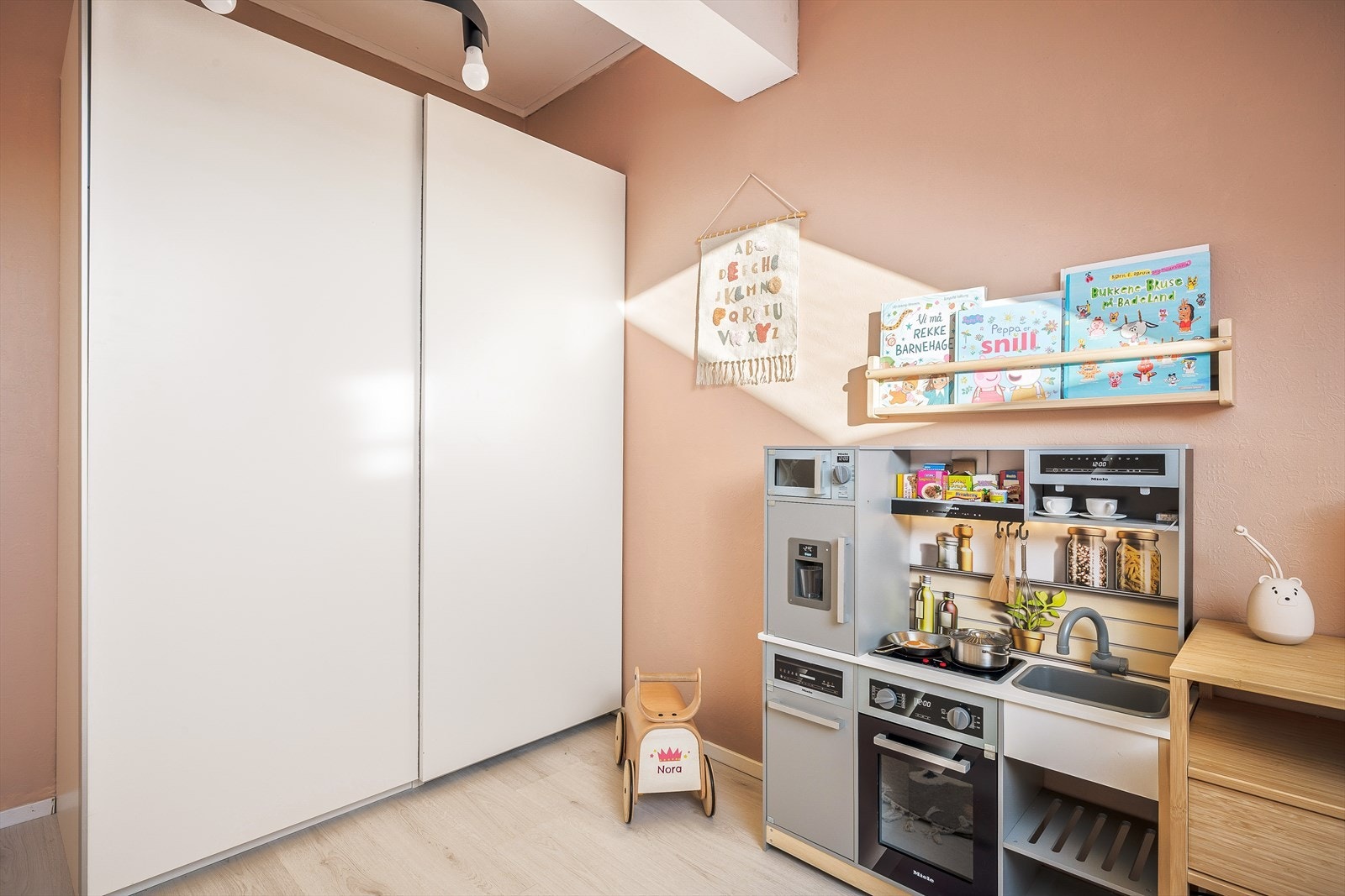 Her er det god plass for barnelek Galleribilde