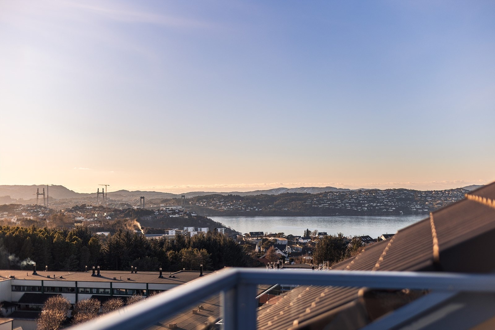 Fra terrassen er det utsikt mot fjorden Galleribilde