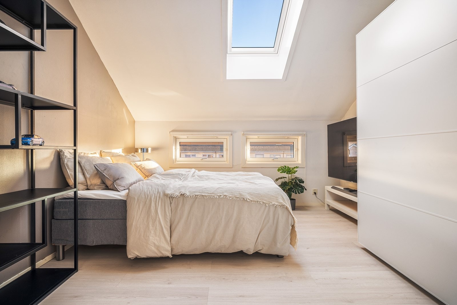 Romslig soverom som er enkelt å møblere med seng, garderobe og oppbevaring Galleribilde