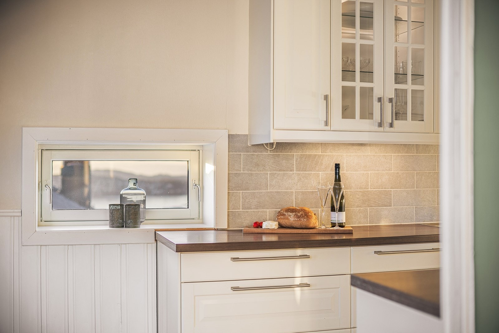 Kjøkken med vindu mot nærområdet og fjorden Galleribilde