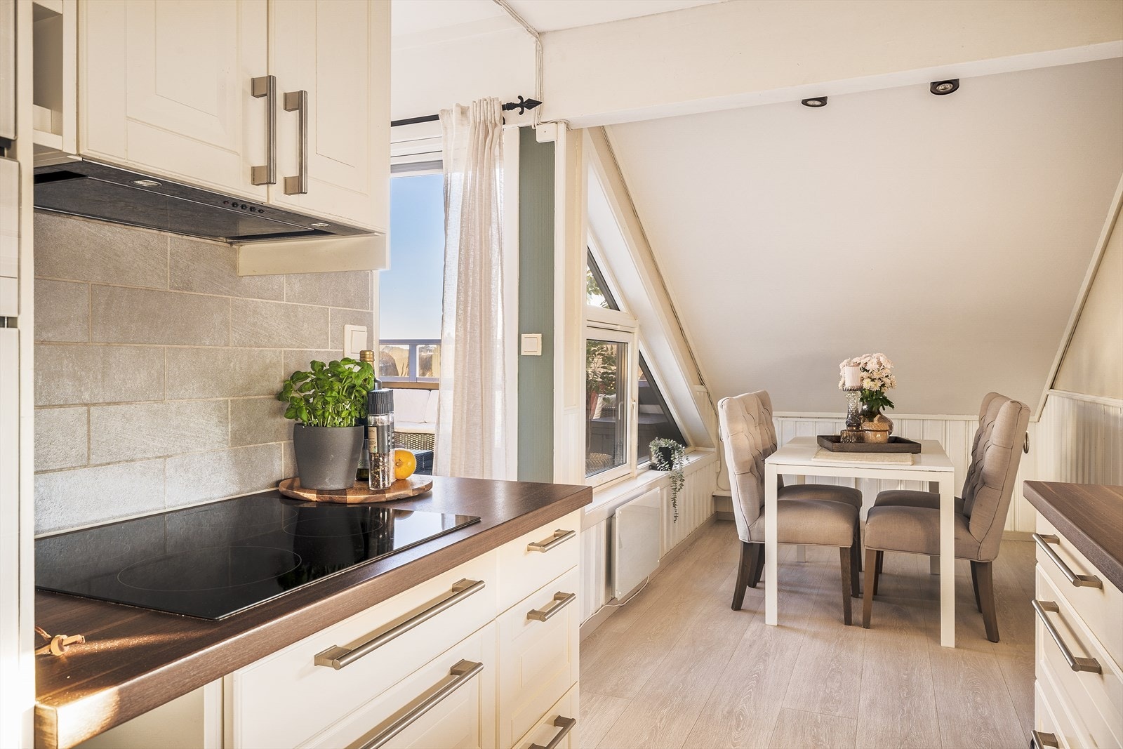 Kjøkken med plass til spisegruppe Galleribilde