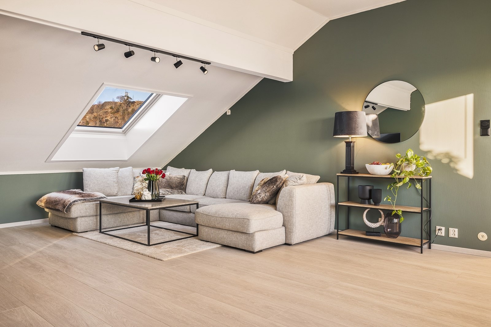 Takvindu med god utsikt i retning nordvest Galleribilde