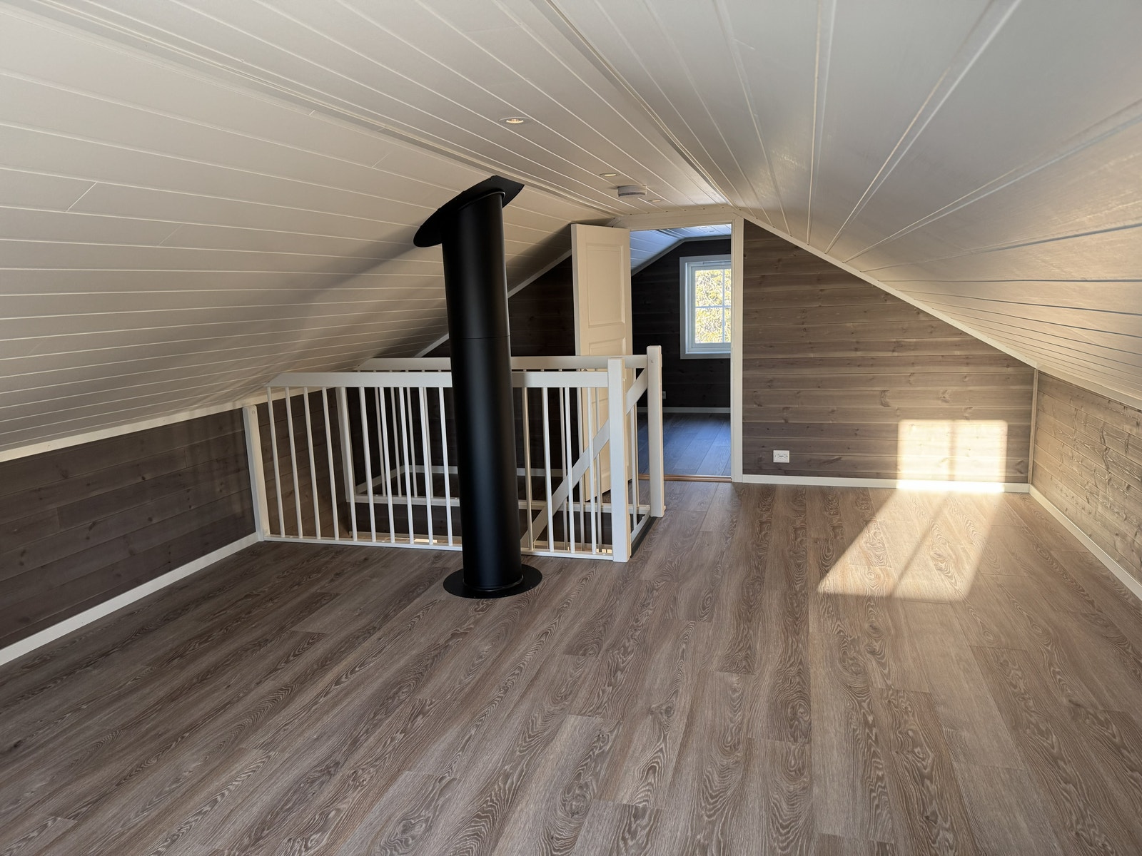 Hems. Areal er ikke medregnet i BRA da høyde på midten er ca 1,85. Ikke måleverdig areal på hems er 40 m². Galleribilde