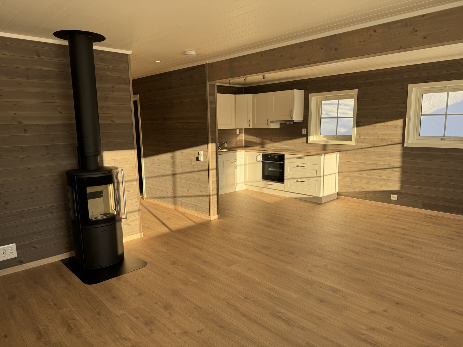 Oppvarming med rentbrennende peisovn med ventilert pipe. Det er også varmekabel i gulvet. Galleribilde