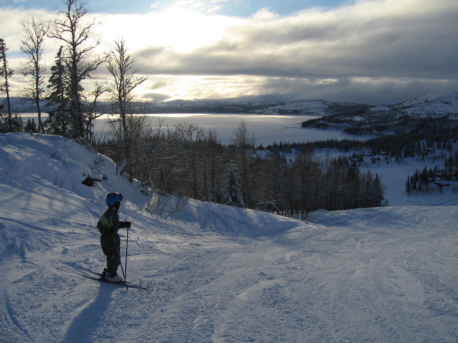 Hytta ligger i umiddelbar nærhet til skianlegg med alpinbakke og flotte oppkjørte løyper for langrenn Galleribilde