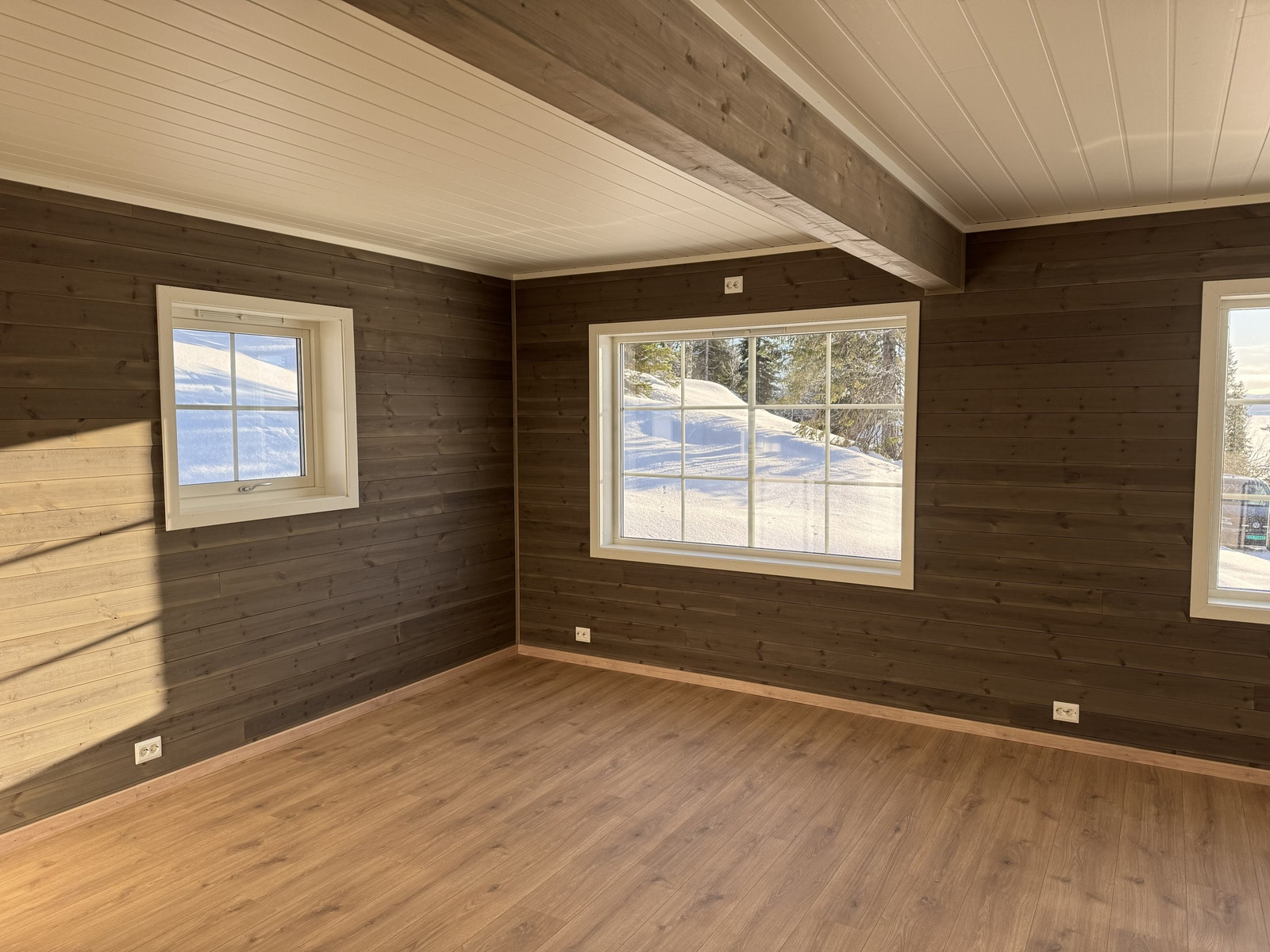 God plass til spisebord og møbler Galleribilde