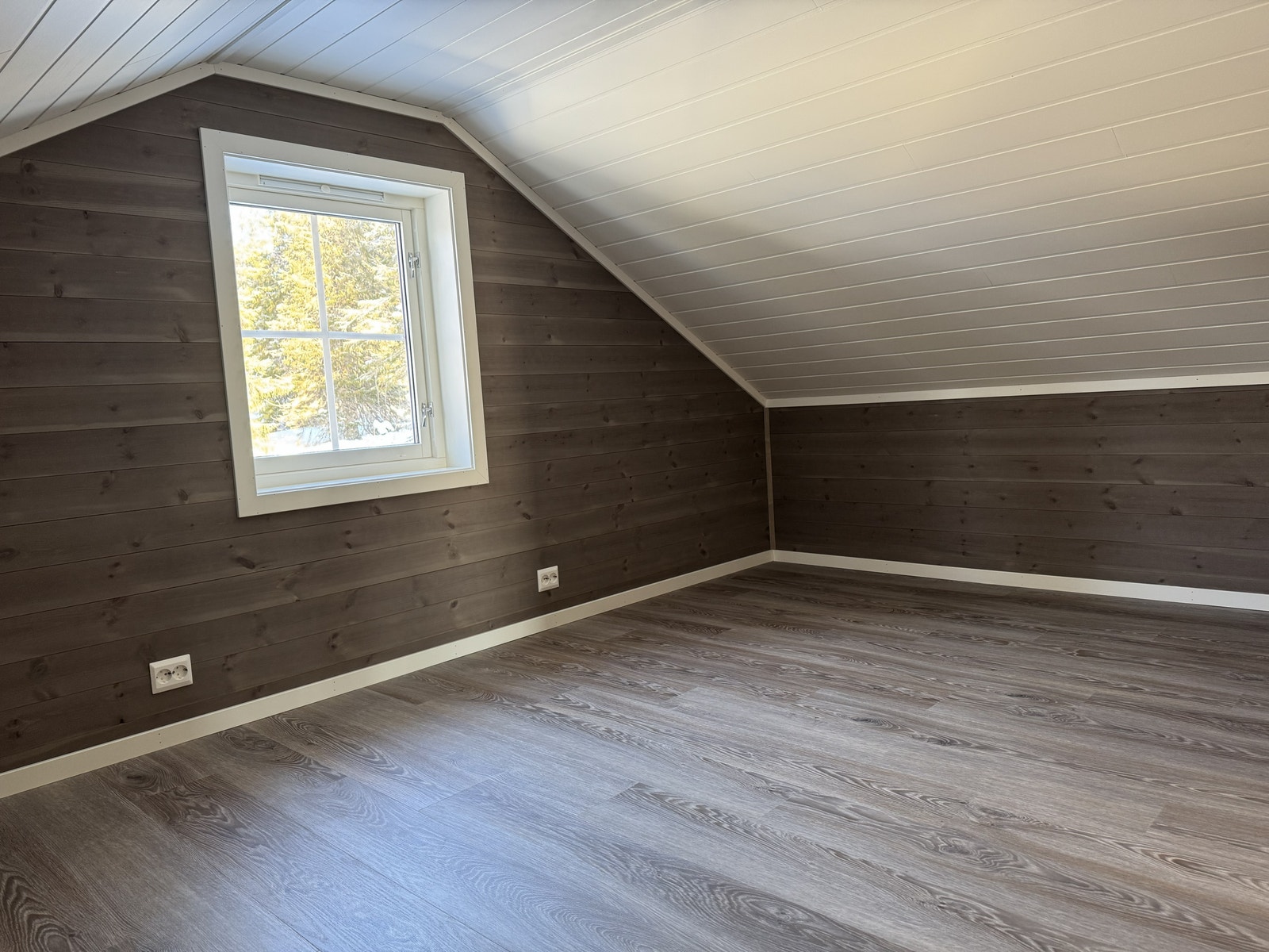 Romslig soverom på hems med god plass til møblering Galleribilde