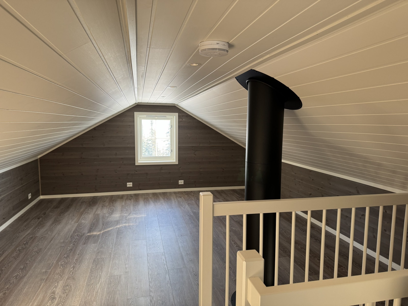 God og romslig hems. Her kan det evt. deles av til ett soverom ekstra ved behov Galleribilde