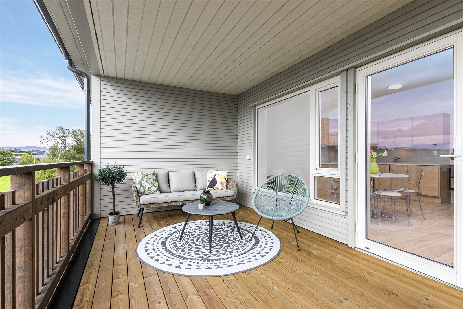 Det er plass for både sitte og spisegruppe på verandaen. Galleribilde