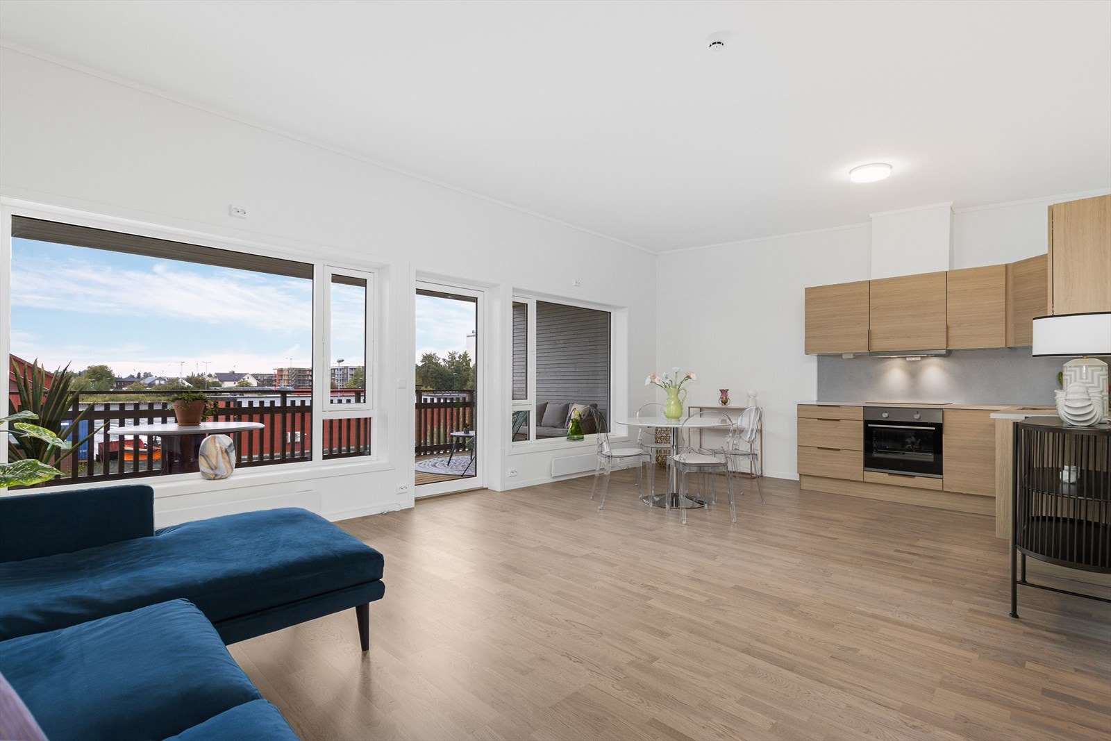 Store vinduer som gir godt med naturlig lys. Galleribilde