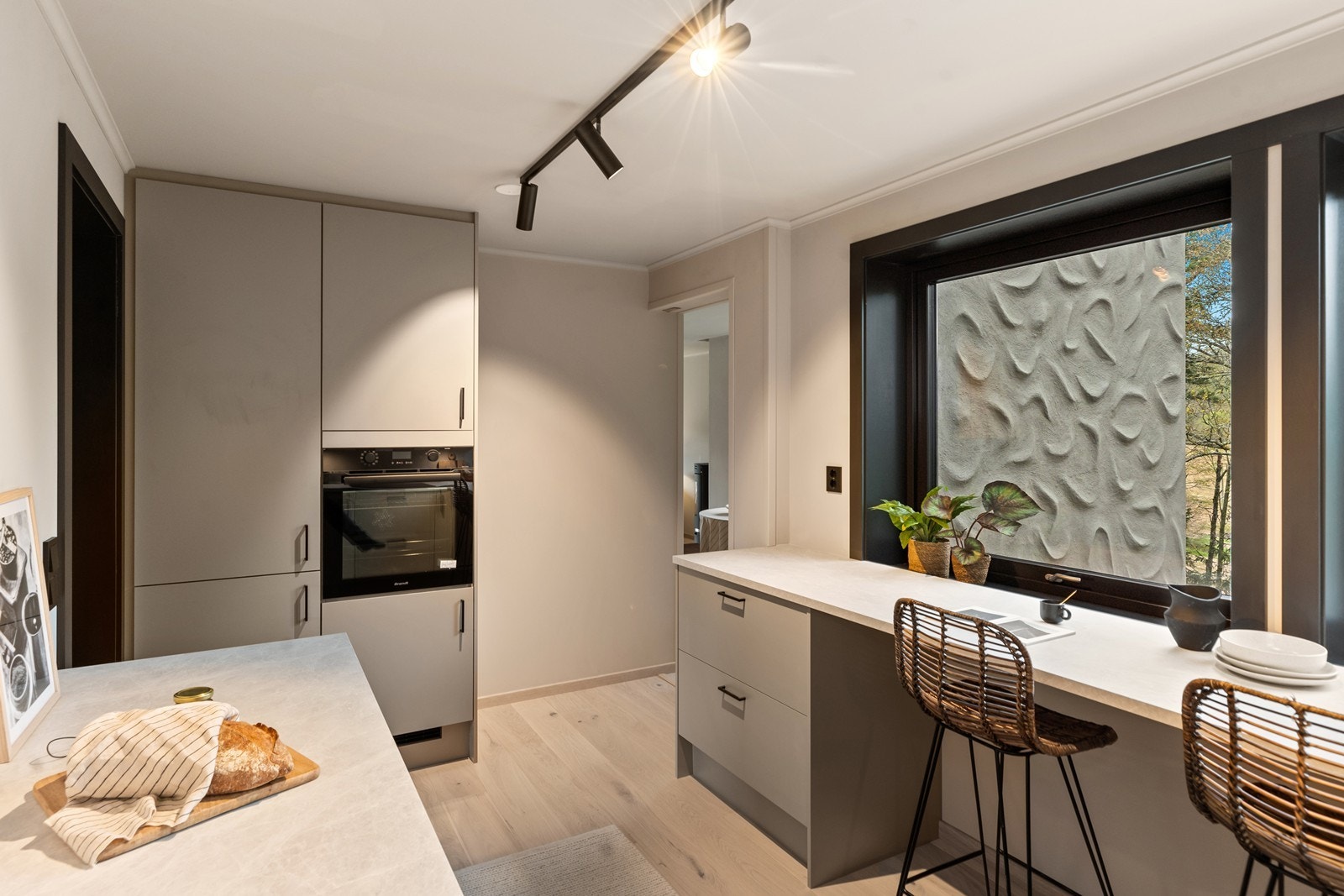 Fint og praktisk kjøkken med spisestuen rett gjennom døren. Galleribilde