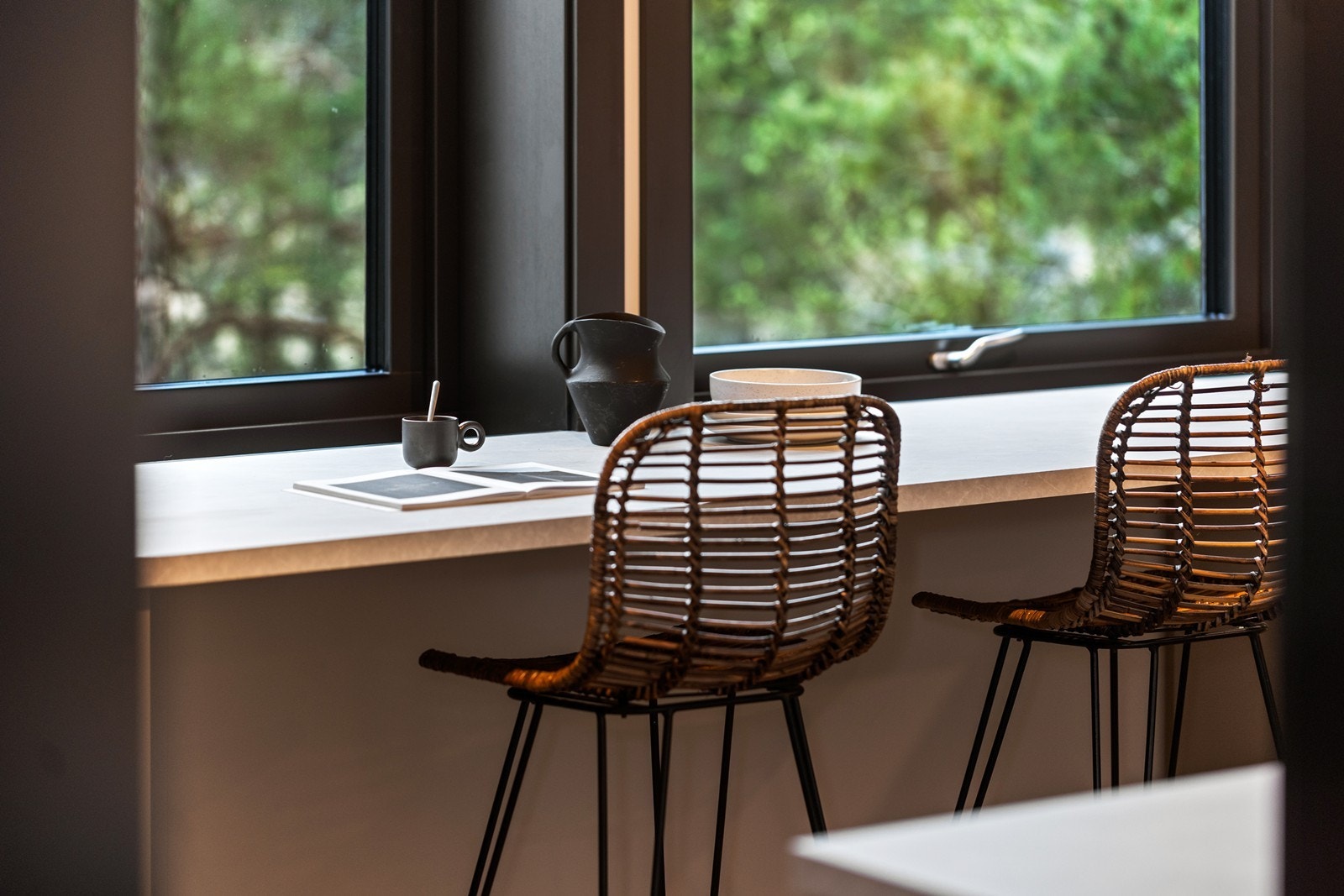 Fin spiseplass på kjøkken med fin utsikt til natur. Galleribilde