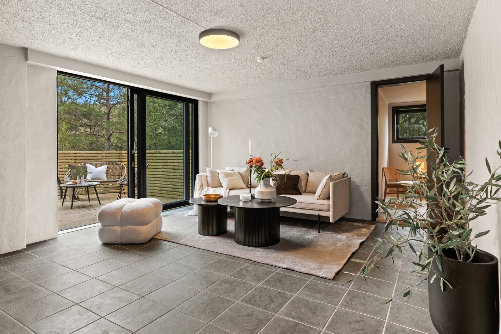 Stue i u.etg med utgang til stor veranda. Galleribilde