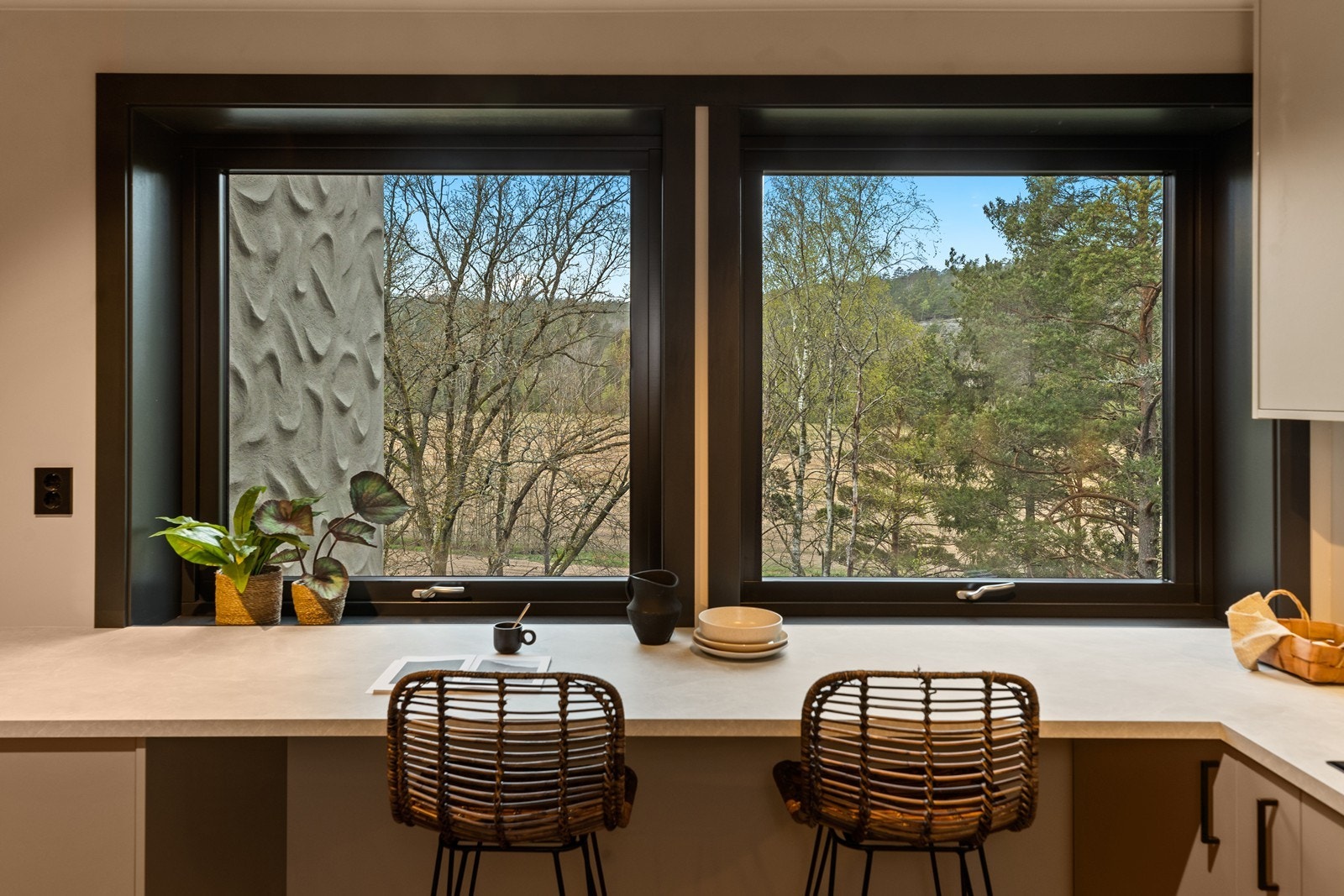 Fin frokostplass på kjøkken med hyggelig utsikt til det fri. Galleribilde