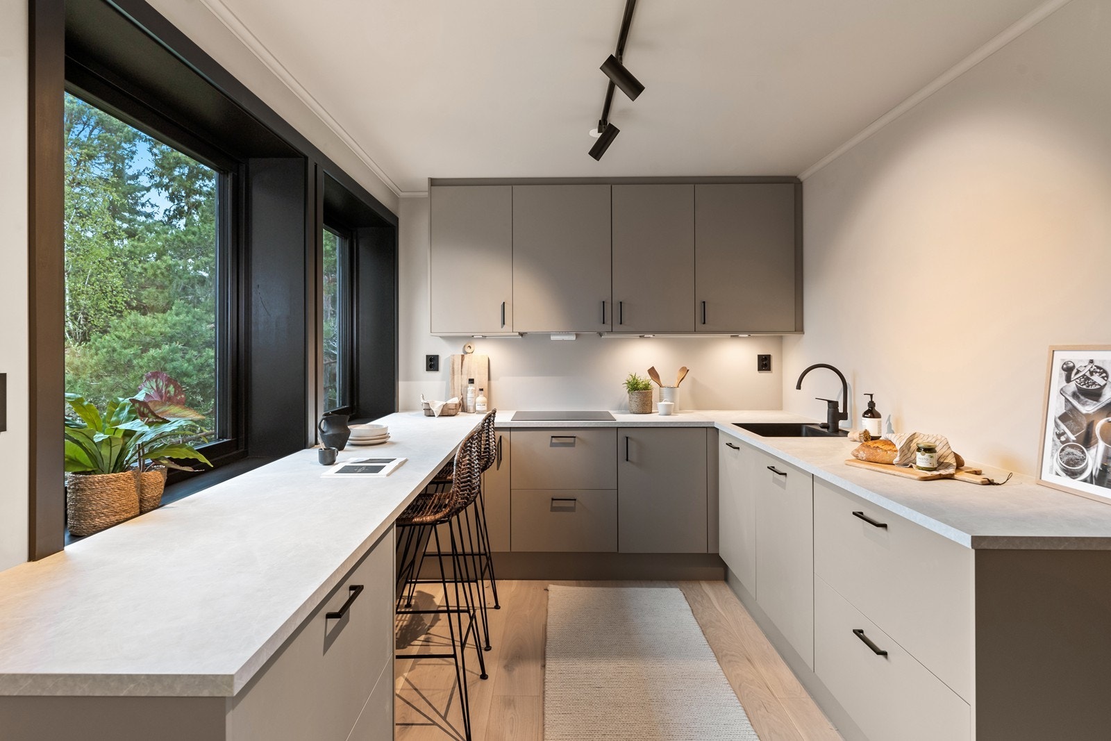 Fint kjøkken levert av kjøkkengaarden. Galleribilde