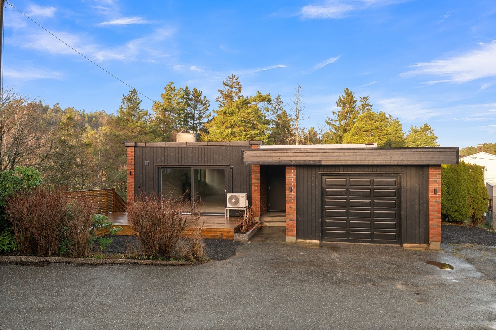 Enkel adkomst med flere biloppstillingsplasser. Galleribilde