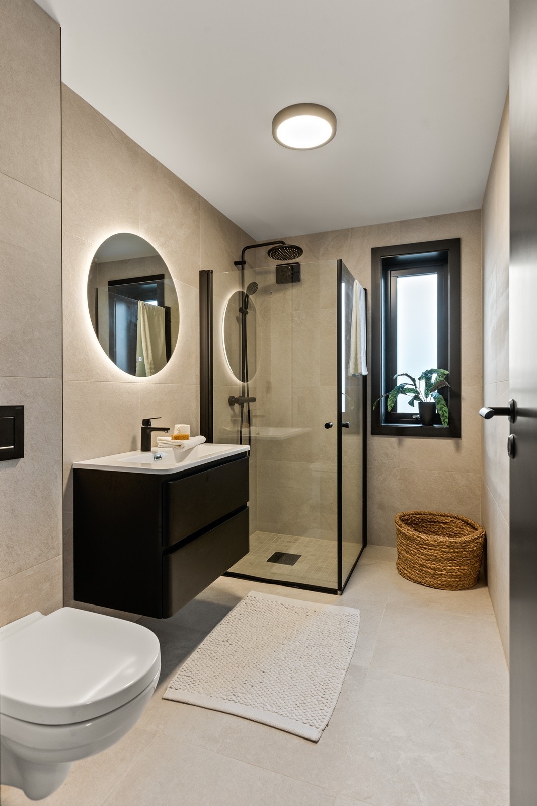 Bad, vegg i vegg med hovedsoverom. Galleribilde