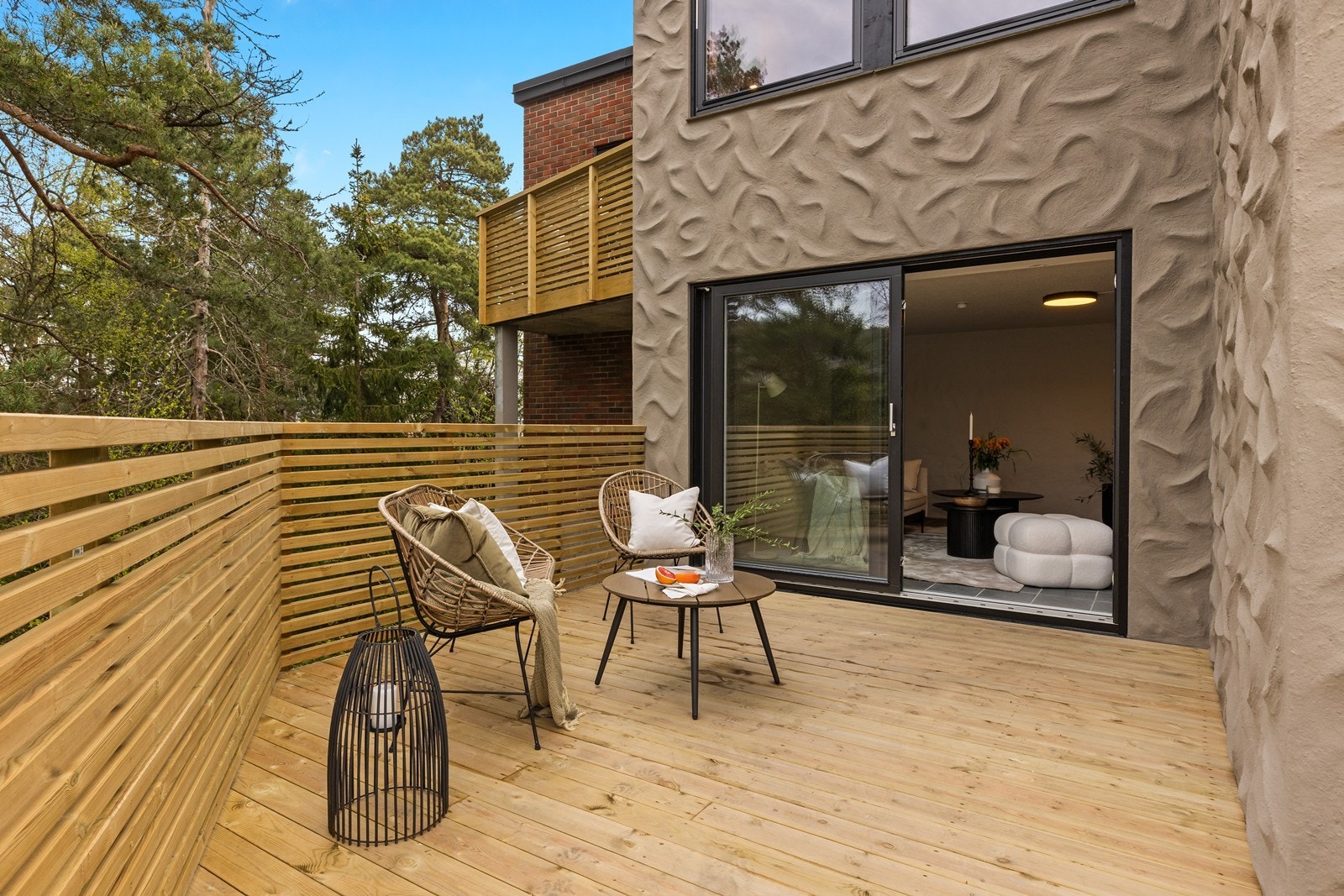 Skyvedør fra stuen og ut til veranda. Galleribilde