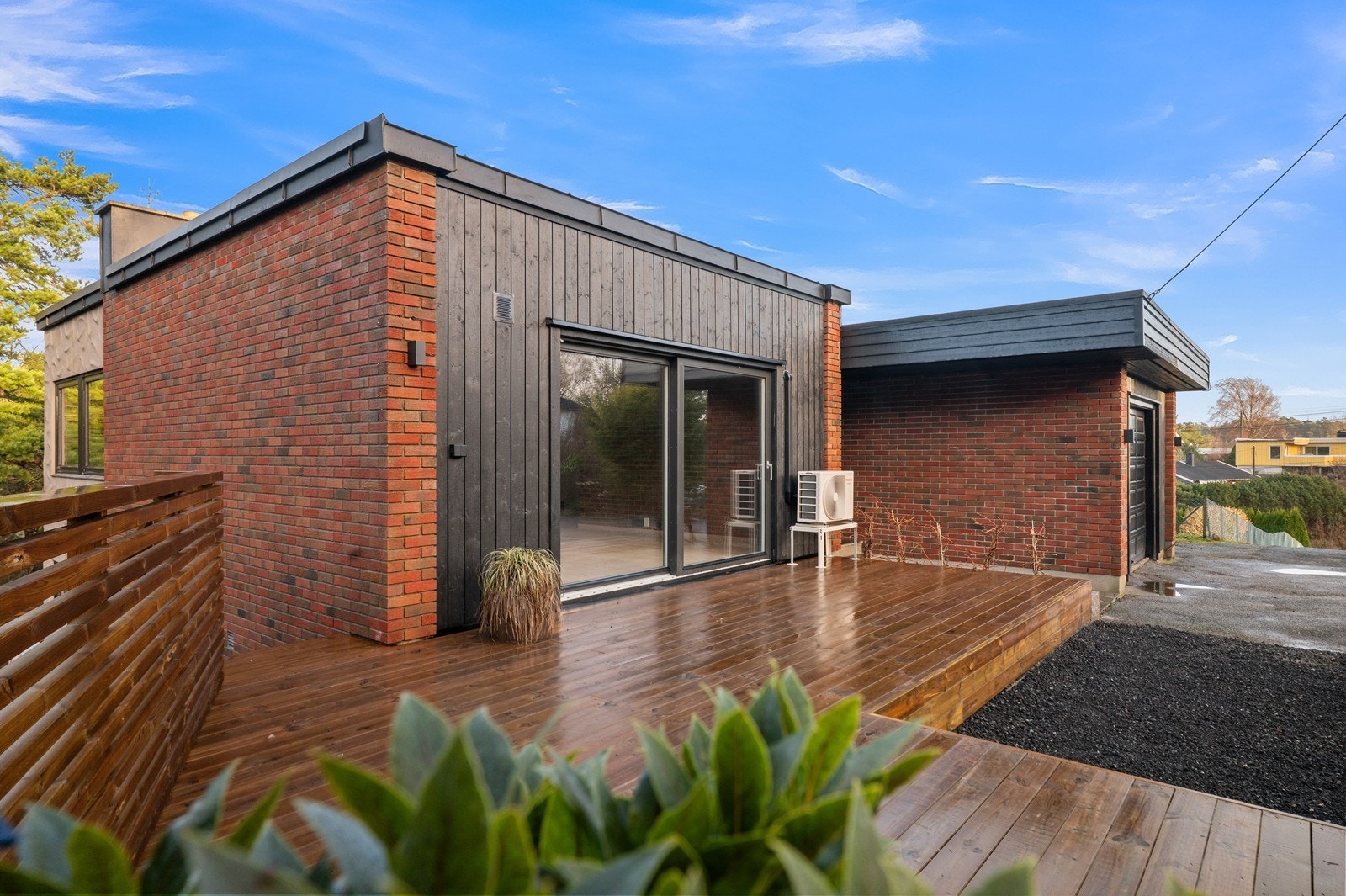 Terrasse rett ut fra stuen og opparbeidet ekstra p-plass. Galleribilde