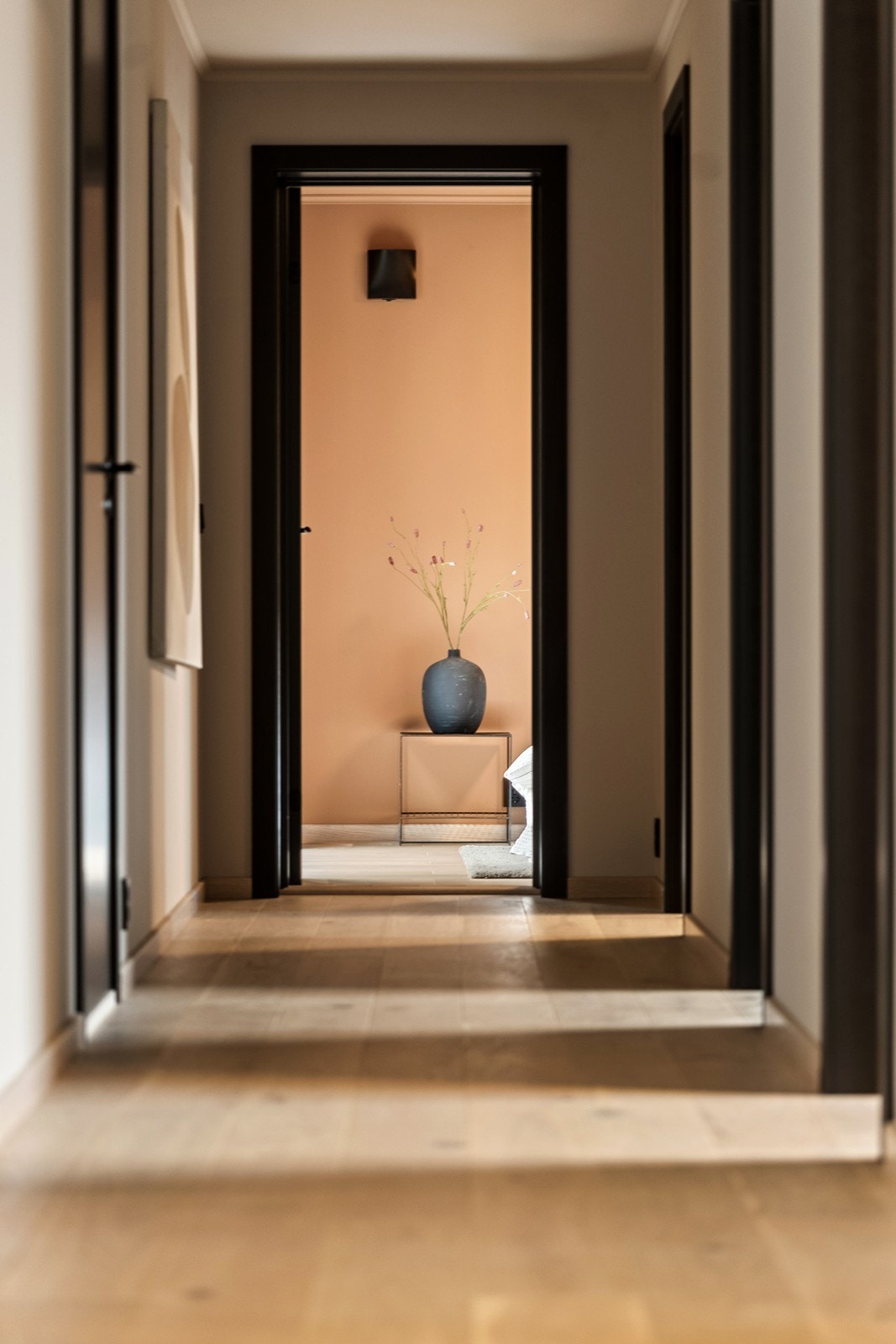 Gang med adkomst til kjøkken, 3 soverom og bad. Galleribilde