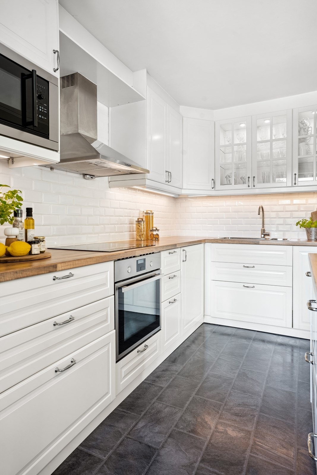 * Inkludert "samsung side by side kjøleskap" og hvitevarer på kjøkken Galleribilde