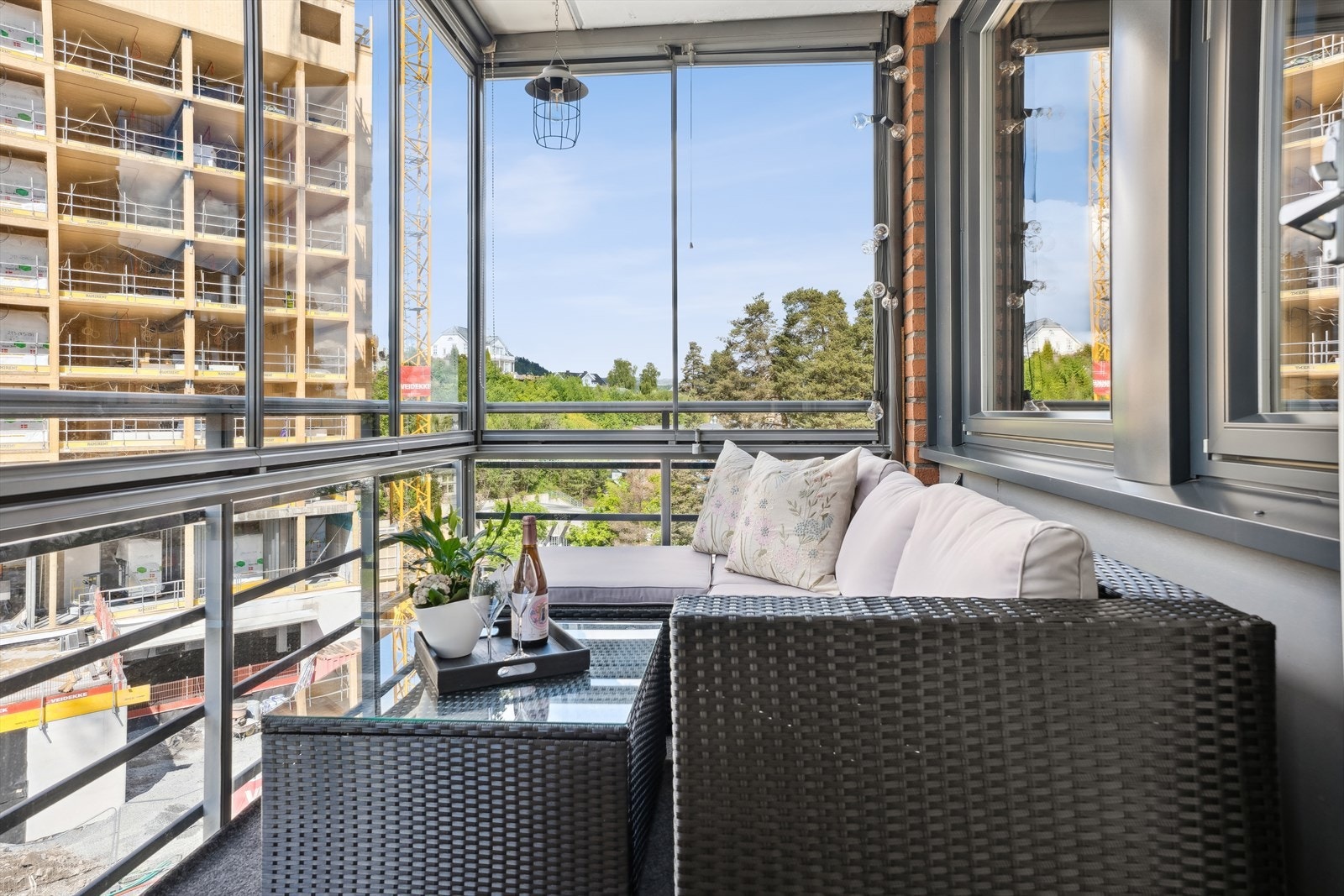 Innglasset balkong mot sørvest med adkomst fra stue. Galleribilde