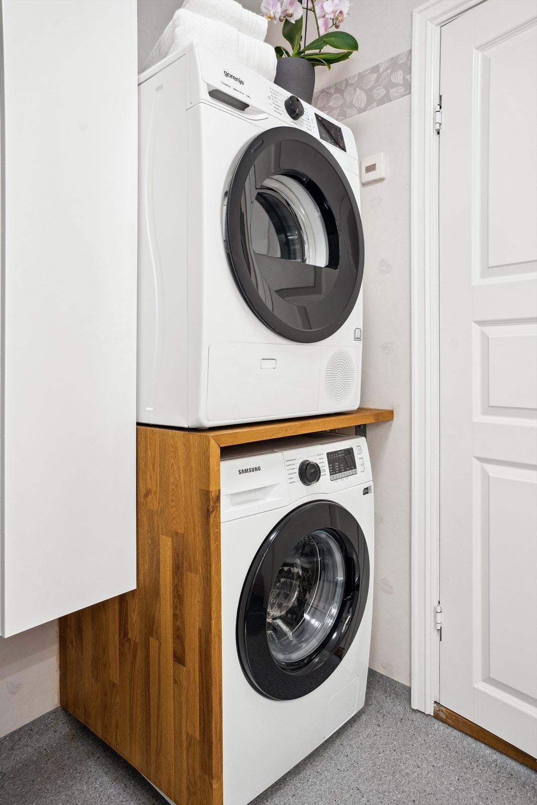 Opplegg for vaskemaskin og tørketrommel på badet. Galleribilde