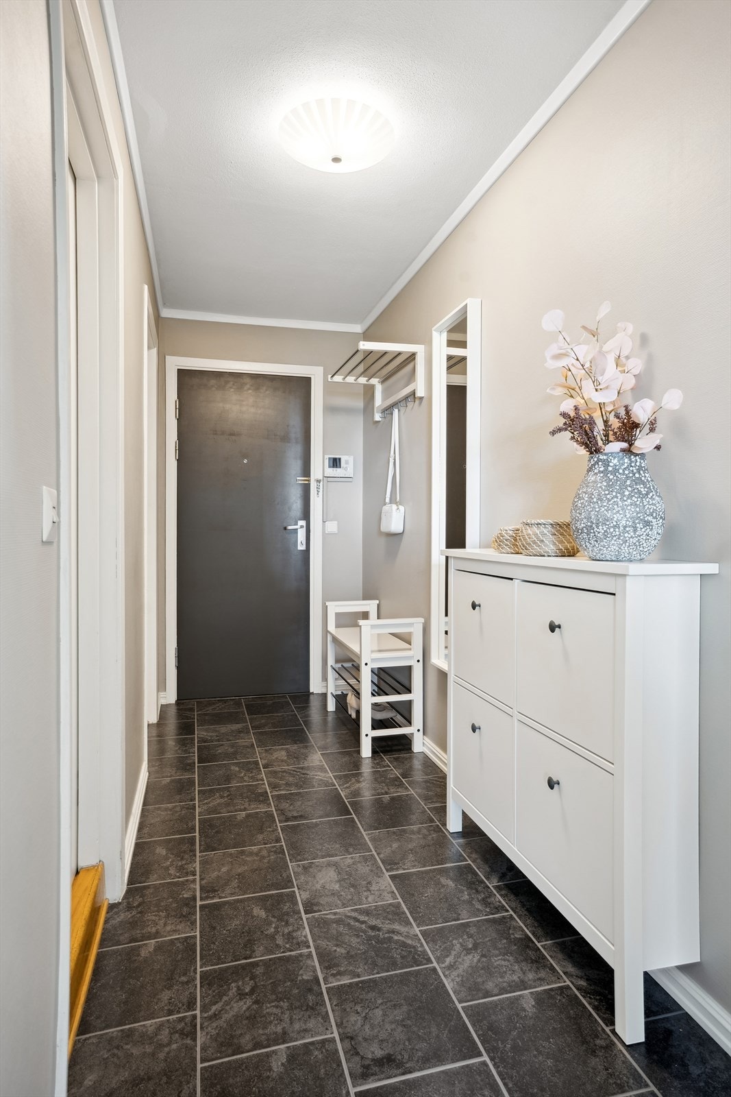 Fra entre kommer en til bod, bad og stue. Galleribilde