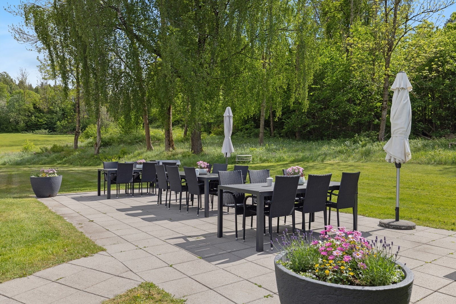 Pent opparbeidet fellesareal med grøntområder og god plass - et hyggelig uteområde for både avslapning og samvær Galleribilde