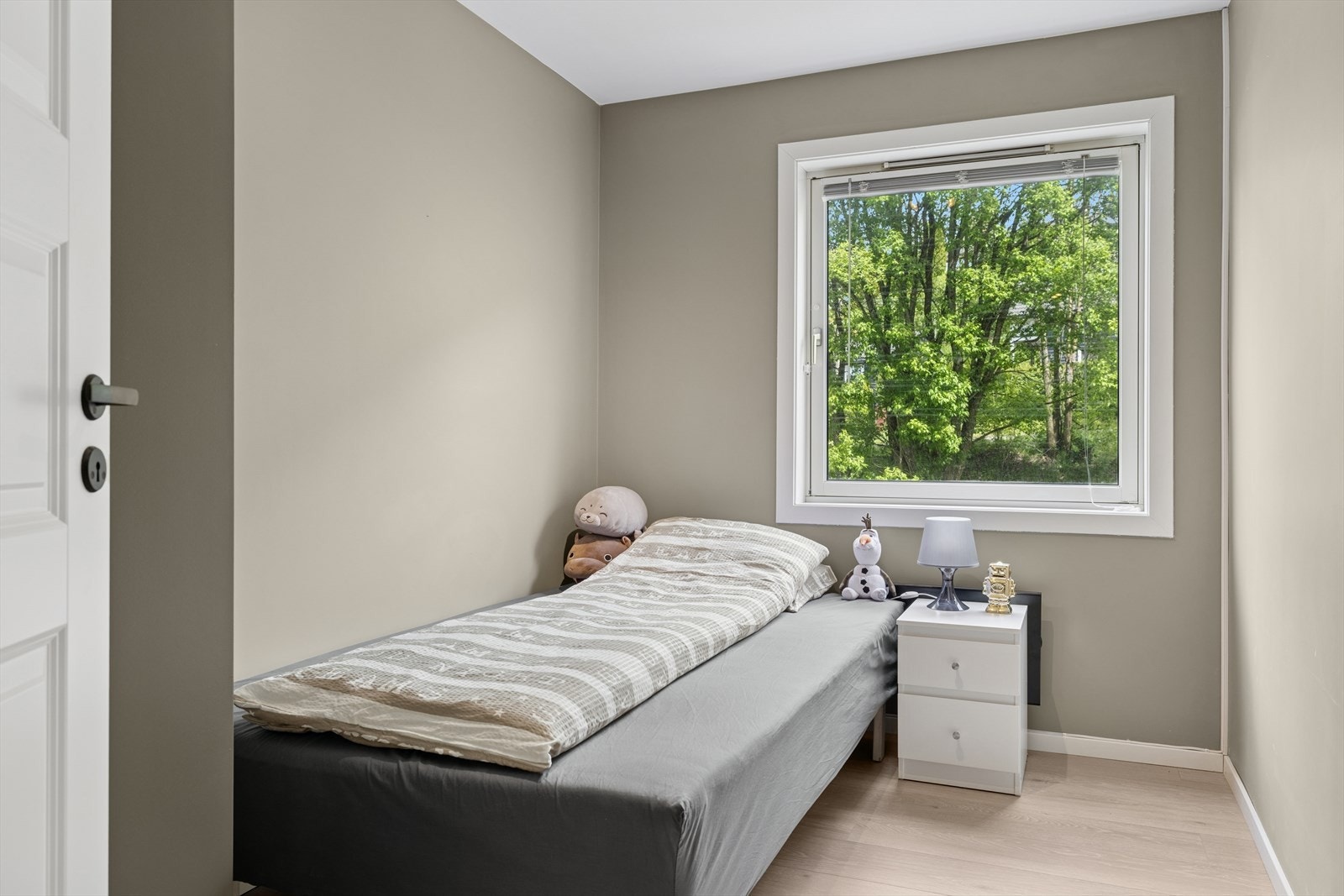 Soverom III - Behagelig atmosfære med fine farger og fleksible bruksmuligheter - perfekt som gjesterom, eller barnerom Galleribilde