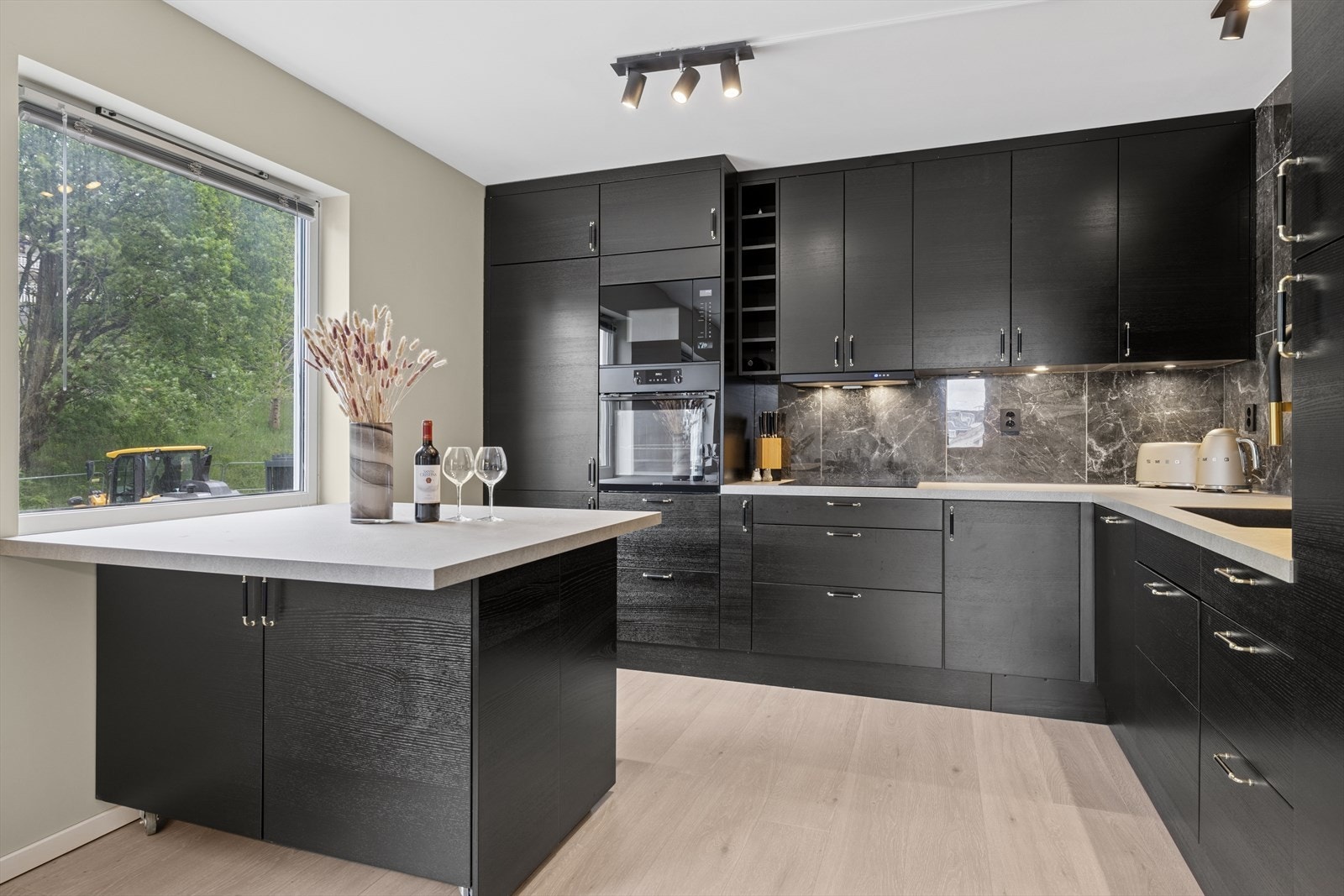 Leiligheten fikk et ansiktsløft i 2022 med nytt kjøkken og gulv. Galleribilde