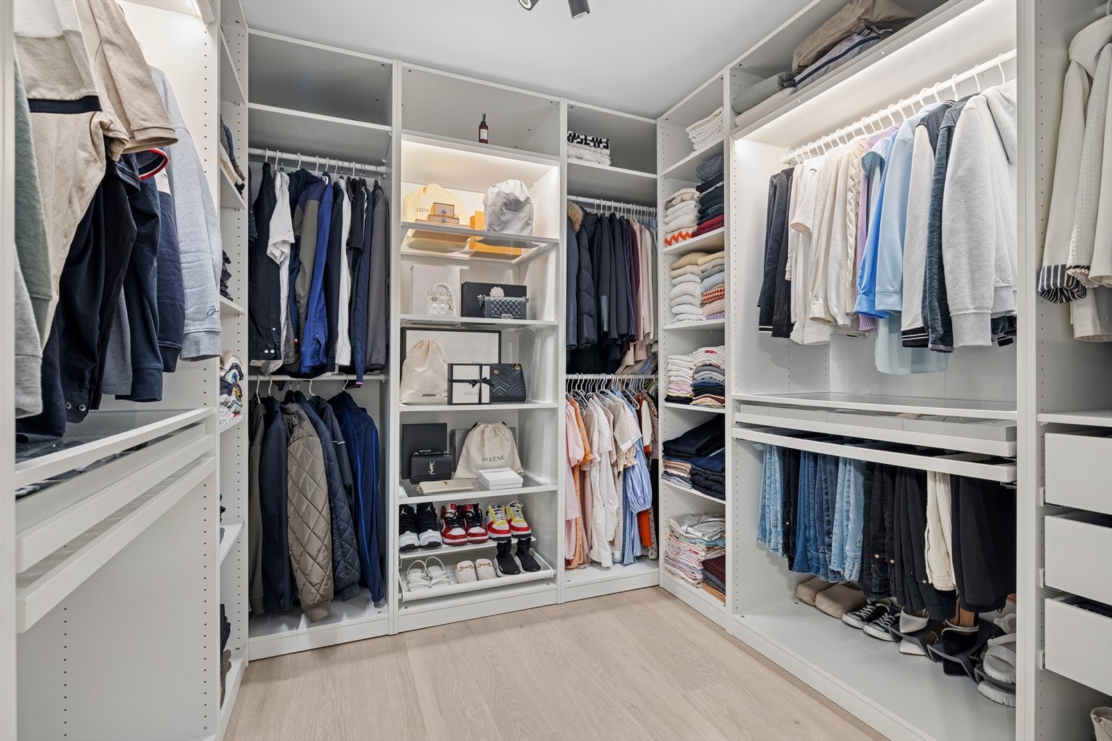 Perfekt for deg som elsker klær eller trenger rikelig med oppbevaringsplass Galleribilde