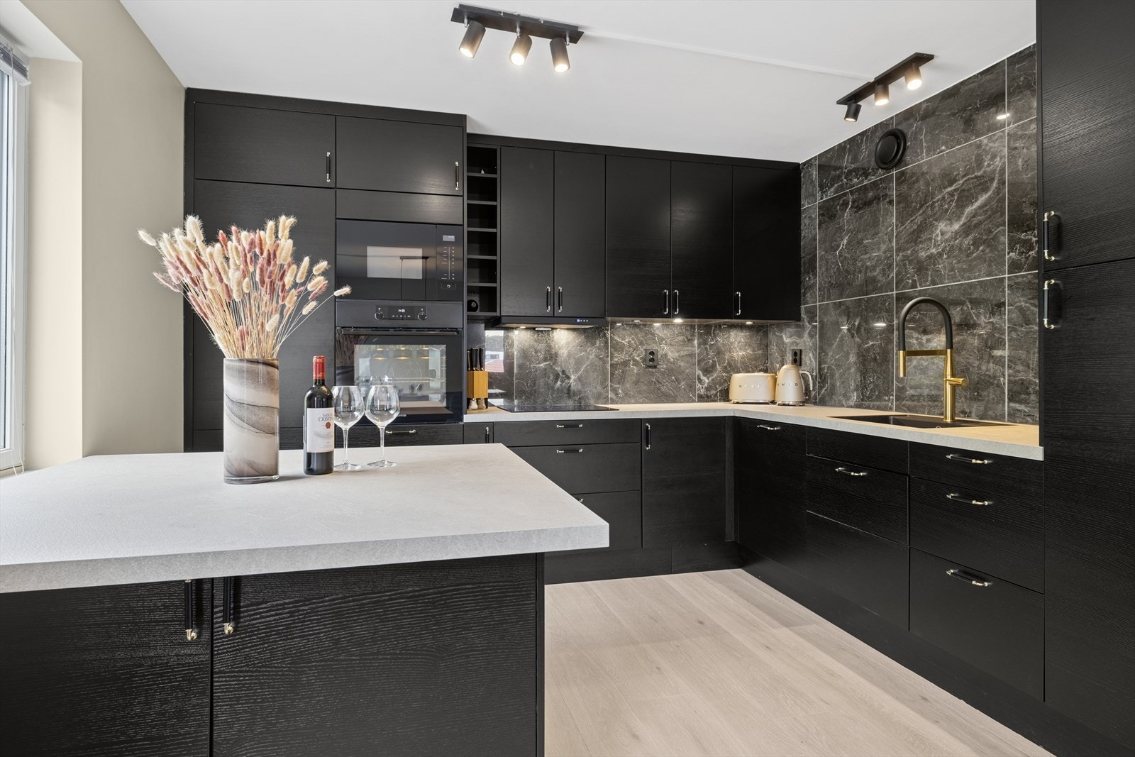 Med ansiktsløftet kom det stilrene farger, elegante overflater og integrerte hvitevarer - en praktisk og estetisk oppgradering som løfter hele boligen. Galleribilde