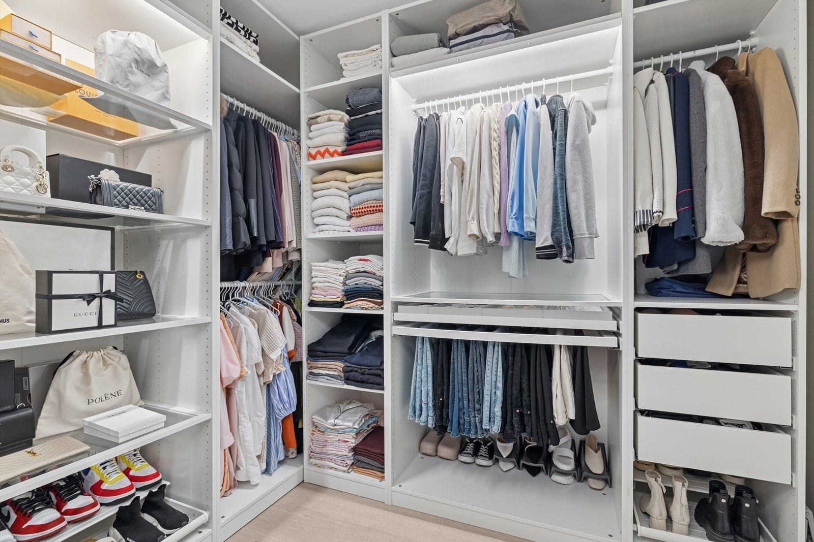 Walk-in closetet ligger praktisk til rett ved siden av soverom I, og byr på god plass og smart innredning. Galleribilde