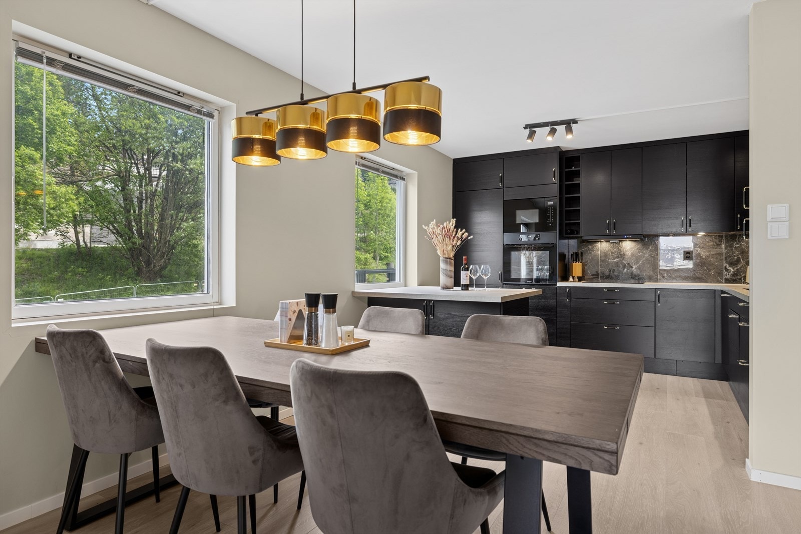 Gjennomtenkt og praktisk romløsning med kjøkken og spiseområde i umiddelbar nærhet - perfekt for matlaging og servering. Galleribilde