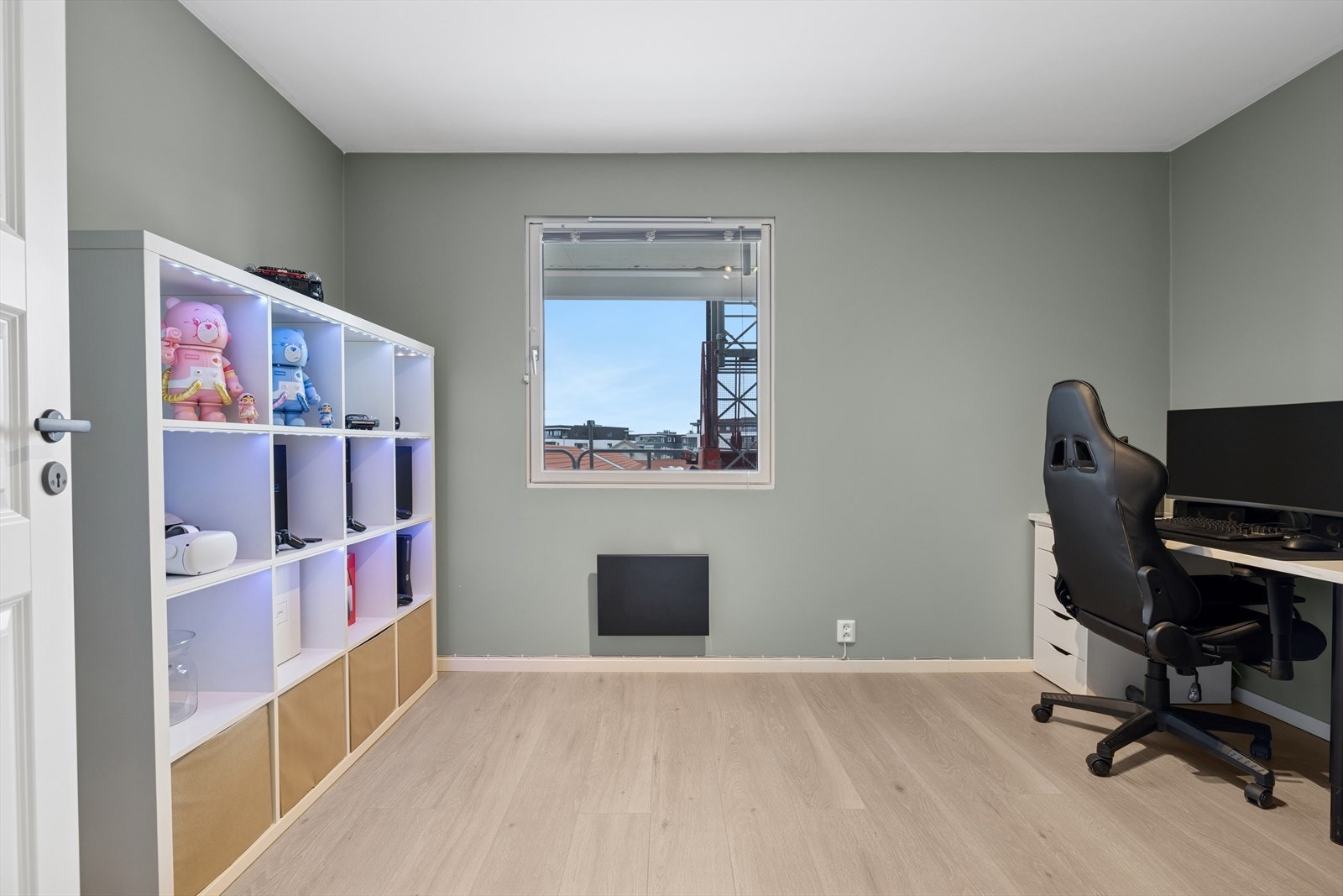 Soverom II - har en praktisk størrelse og kan enkelt tilpasses som gjesterom, kontor eller hobbyrom - alt etter behov Galleribilde