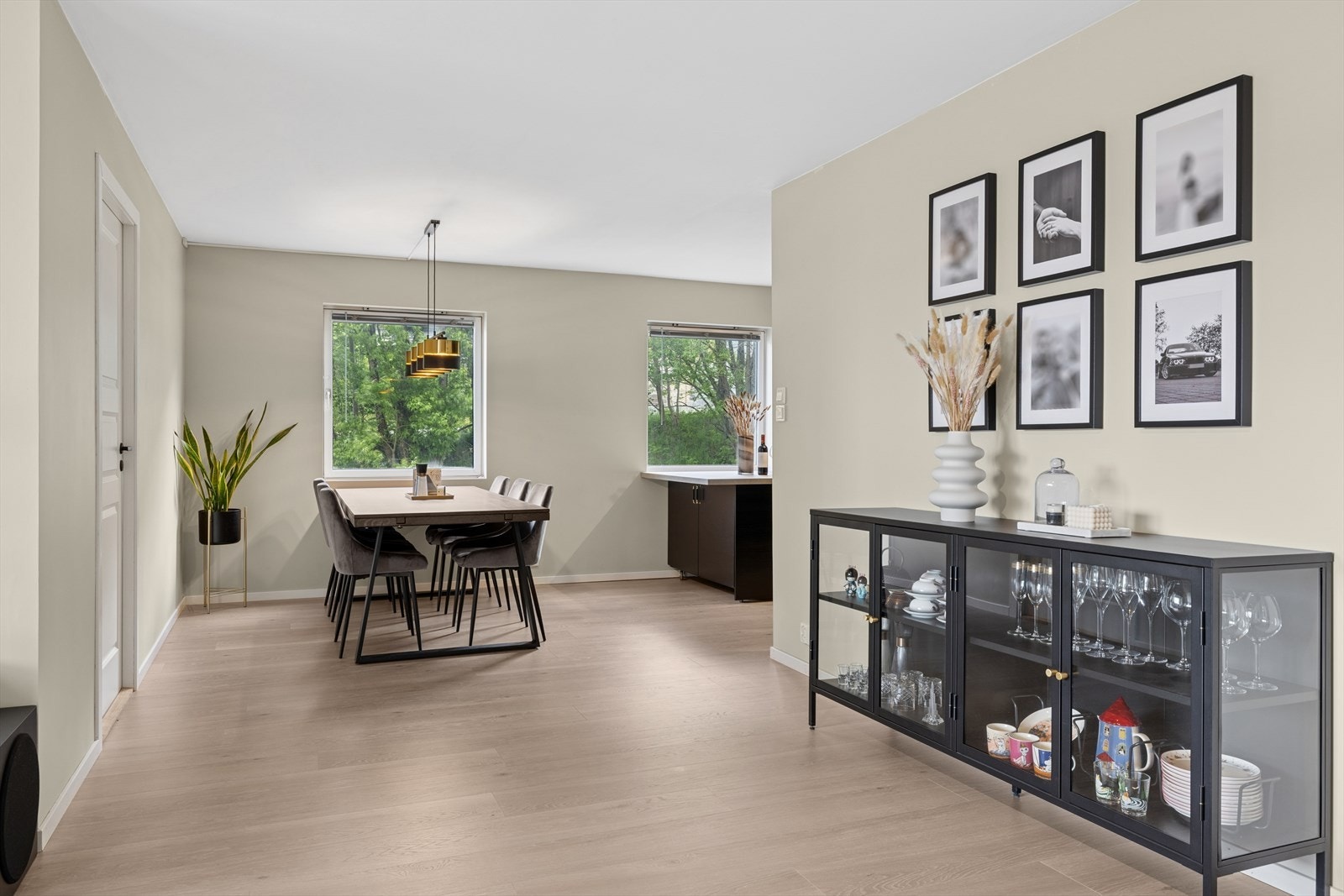 Fra spisestuen åpner rommet seg naturlig mot stuen, noe som gir en fin flyt og en åpen, luftig romfølelse Galleribilde