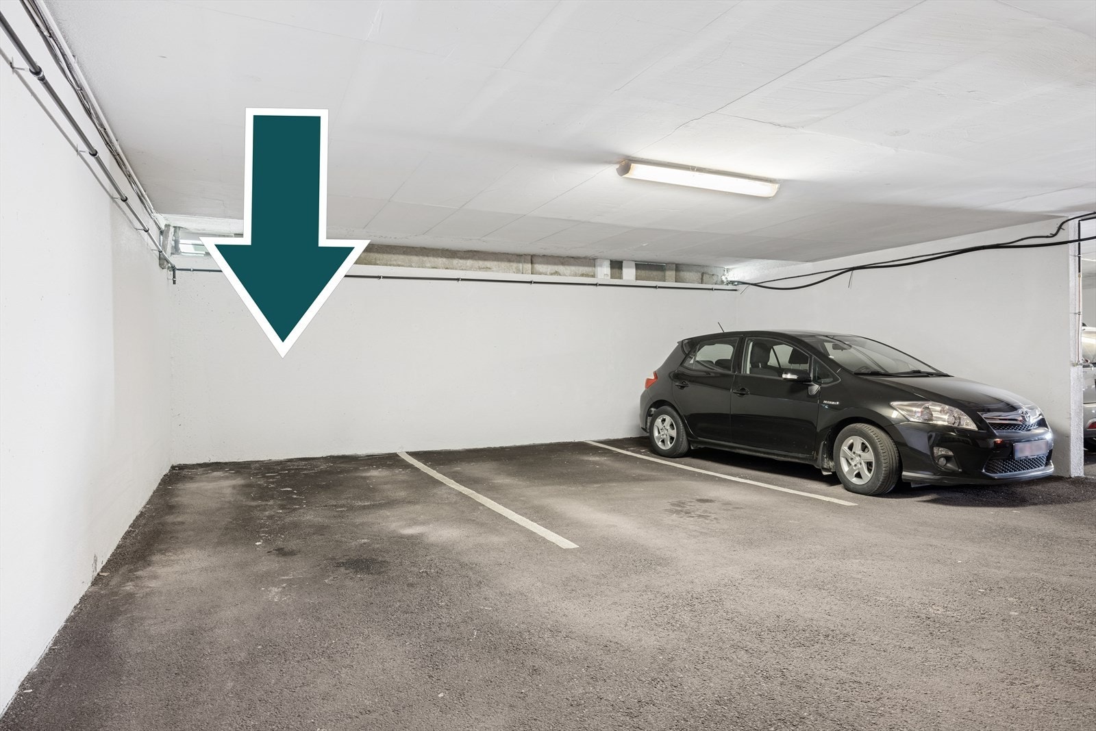 Leilighet selges med rett til garasjeleie. - Egen garasjeplass i garasje kjeller Galleribilde